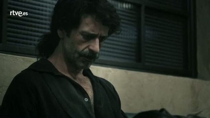 El Ministerio del Tiempo - Alonso Entrerríos viendo bellezas en una revista