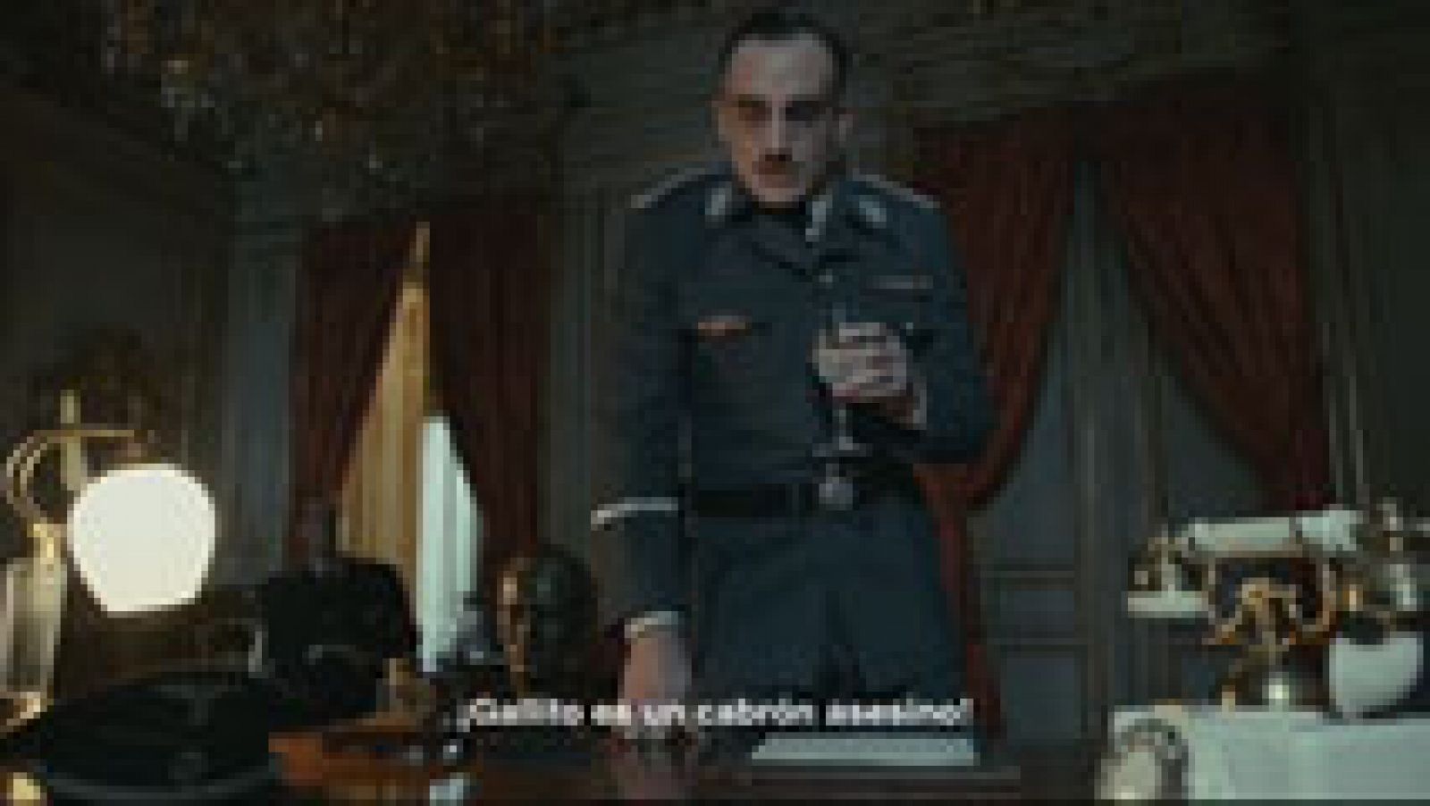 Te recopilamos algunos de los mejores momentos de humor del capítulo 3 de 'El Ministerio del Tiempo': Diego de Velázquez, Himmler, Hitler, Franco, Julián, Ernesto... Las mejores risas de 'El Ministerio del tiempo'.