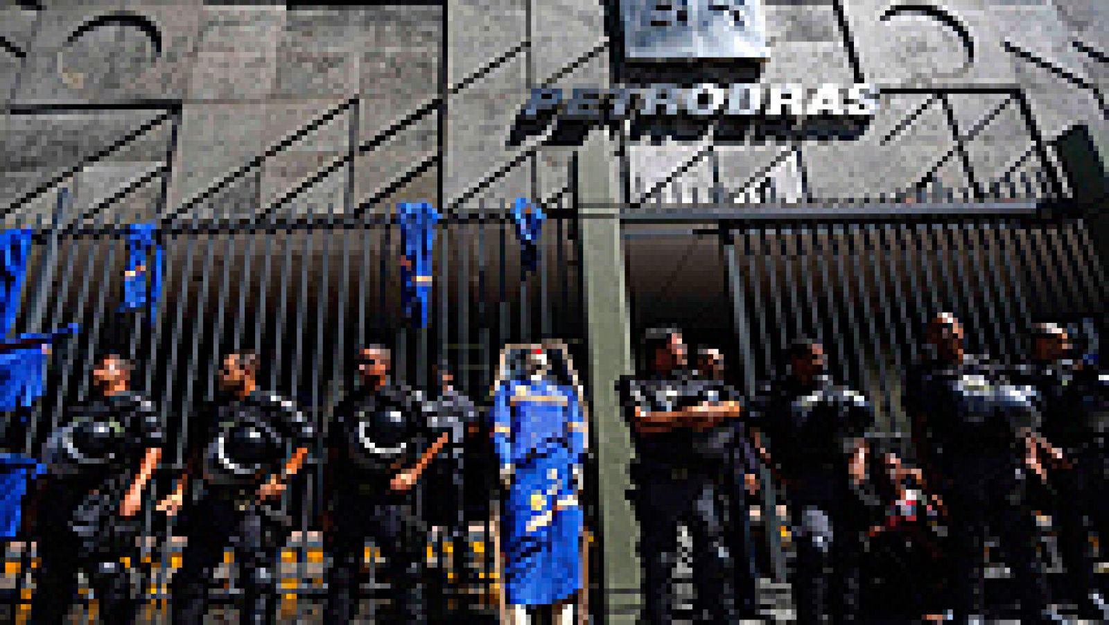 Telediario 1: El escándalo Petrobras pone al Gobierno de Rousseff en una situación incómoda | RTVE Play