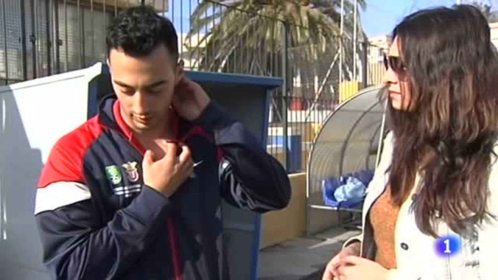 Un árbitro de Ceuta fue agredido el domingo por algunos futbolistas del equipo juvenil Betis de Hadú. La agresión se produjo en el minuto 77 del partido que disputaban ante el San Agustín, cuando los jugadores se abalanzaron sobre él al no estar de acuerdo con una de sus decisiones. Este mismo lunes, el club ceutí ha decidido expulsar de sus filas a los tres jugadores que agredieron al colegiado.