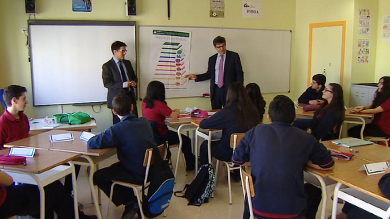 Directivos de banca dan clase a estudiantes de Secundaria