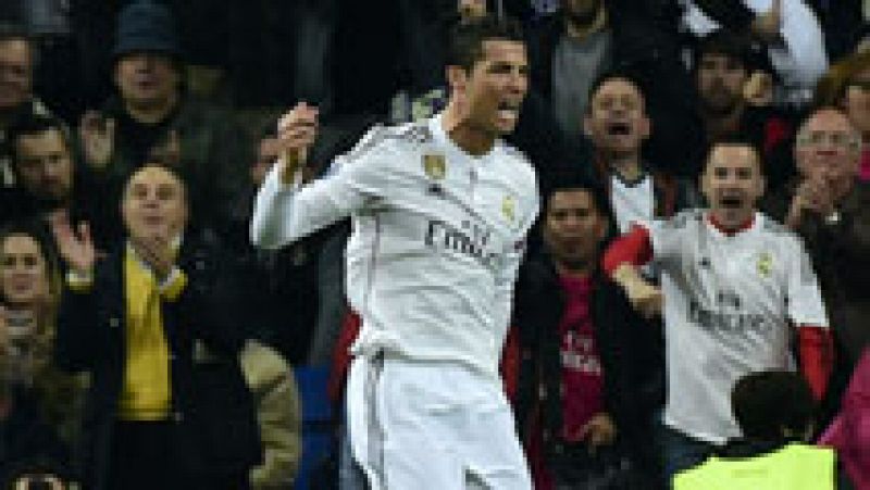 El delantero portugués del Real Madrid Cristiano Ronaldo ha marcado el 1-1 ante el Schalke con un soberbio cabezazo a saque de córner, en el minuto 24 de juego. La calma volvía al Bernabéu.