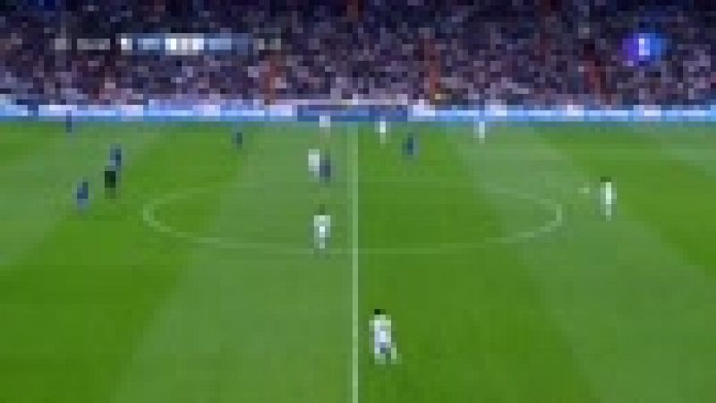 El delantero francés del Real Madrid Karim Benzema ha marcado el 3-2 ante el Schalke el minuto 53 de juego, con una jugada personal dentro del área alemana que ha culminado a placer.