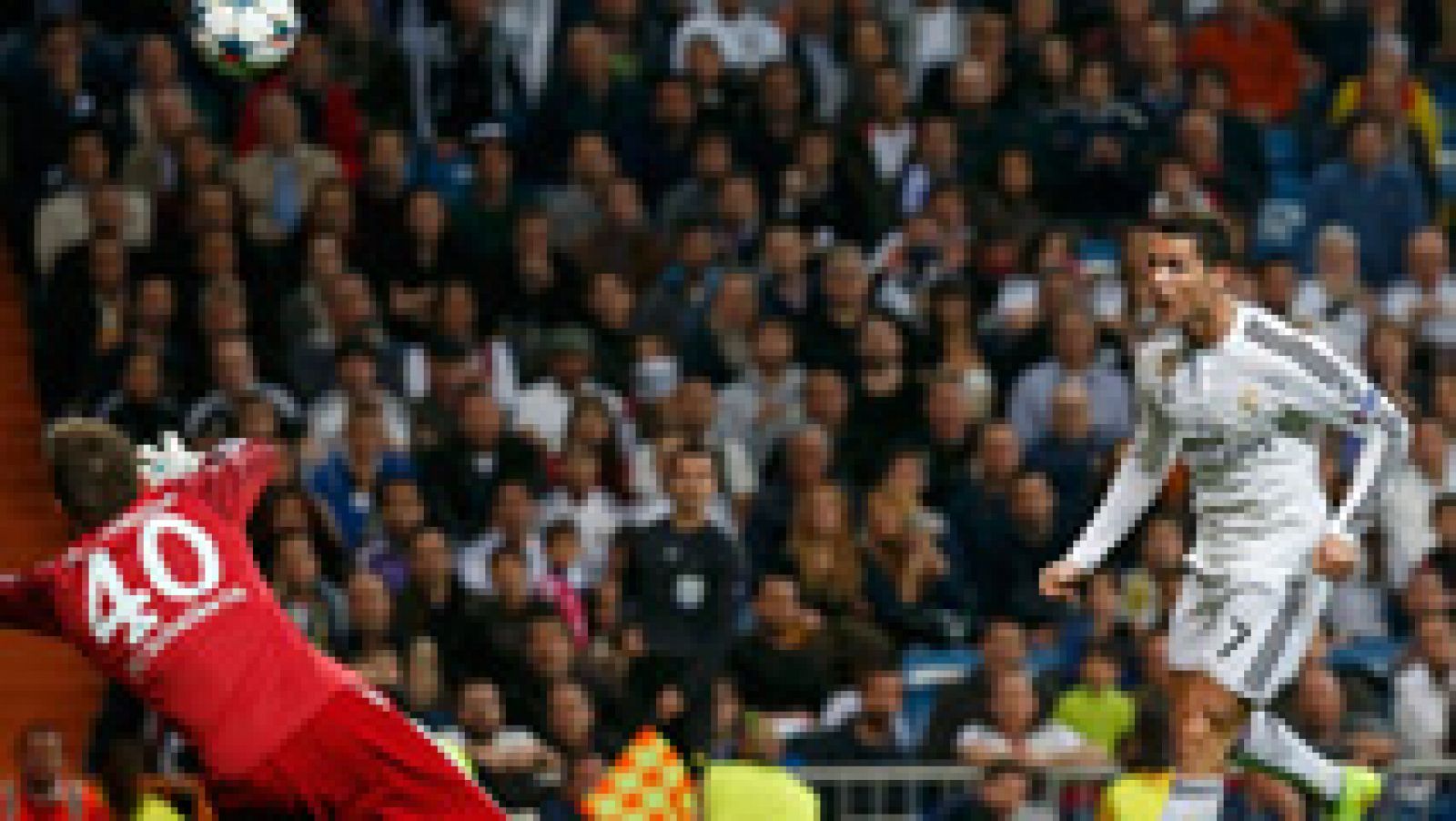 Cristiano Ronaldo ha vuelto a llevar la tranquilidad a la parroquia madridista del Bernabéu con el gol del empate (2-2) ante el Schalke. Lo volvió a hacer con un cabezazo, en el minuto  45 de juego.