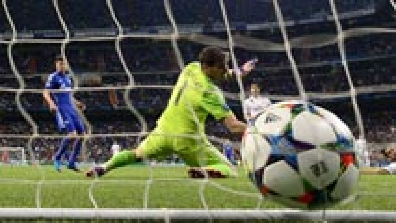 Telediario 1: El Madrid pasa a cuartos pero no evita la bronca de su afición | RTVE Play