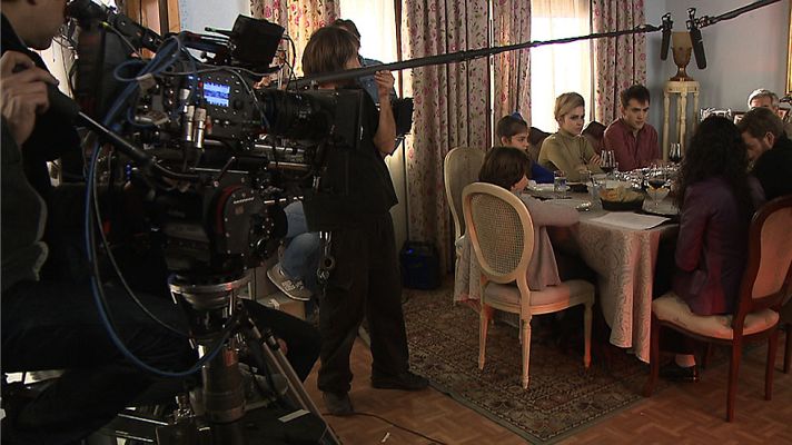 Cuéntame cómo pasó - Carlos y Toni: la Movida vs. la canción protesta