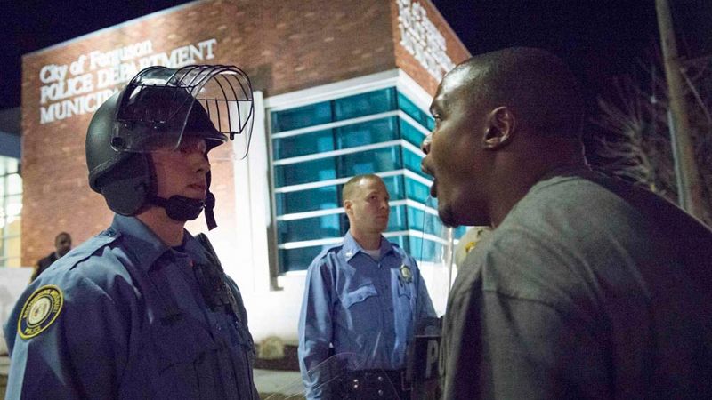 Heridos de bala dos agentes durante las protestas contra la Policía en Ferguson