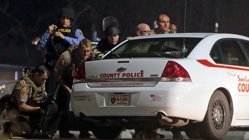 Dos agentes heridos en un nuevo tiroteo, frente a una comisaría en Ferguson