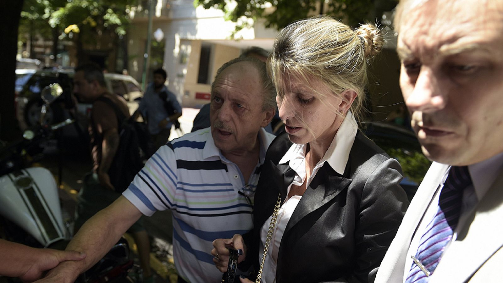 Los peritos de la familia concluyen que Nisman estaba arrodillado cuando recibió el tiro