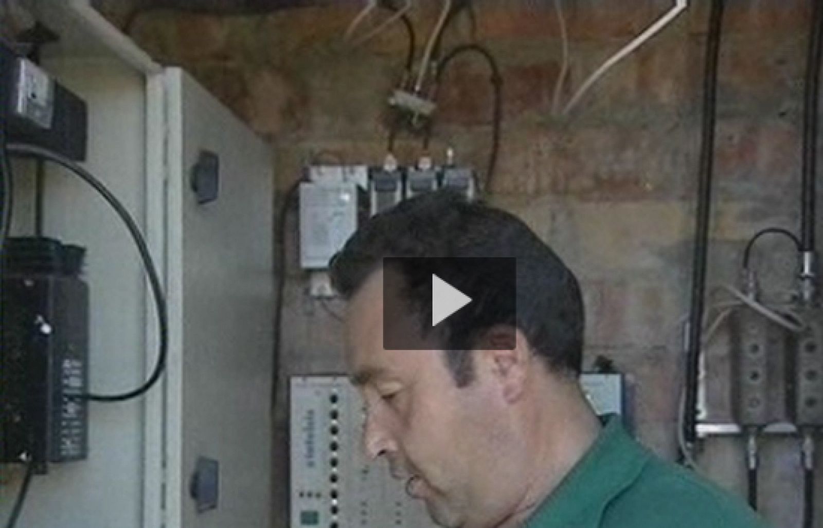 En muchas zonas rurales no hay cobertura de móvil, la televisión se ve con dificultad y la velocidad de internet es muy baja. Hartos de sentirse ciudadanos de segunda, los 200 habitantes de Prat de Compte, en Tarragona, se han quejado al Defensor del Pueblo catalán y piden que las compañías de telecomunicaciones inviertan en la zona. 