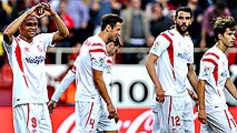 El Sevilla sigue intratable en el Sánchez Pizjuán, donde ya lleva mas de un año sin perder, y se afianza en la quinta plaza tras golear por 3-0 al Elche, un rival que apretó en la segunda parte pero que no definió ante la meta local, lo que le impide