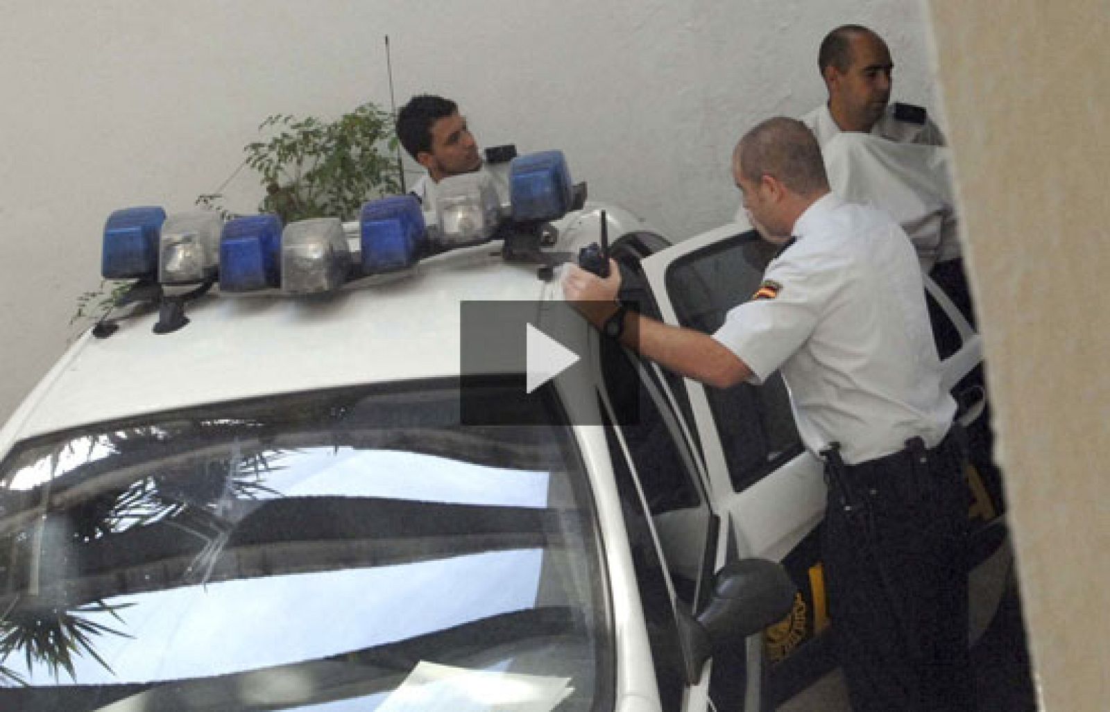 Dos policías locales de Marbella y una mujer han ingresado en prisión por su supuesta implicación en una agresión sexual a una prostituta en un local de alterne.