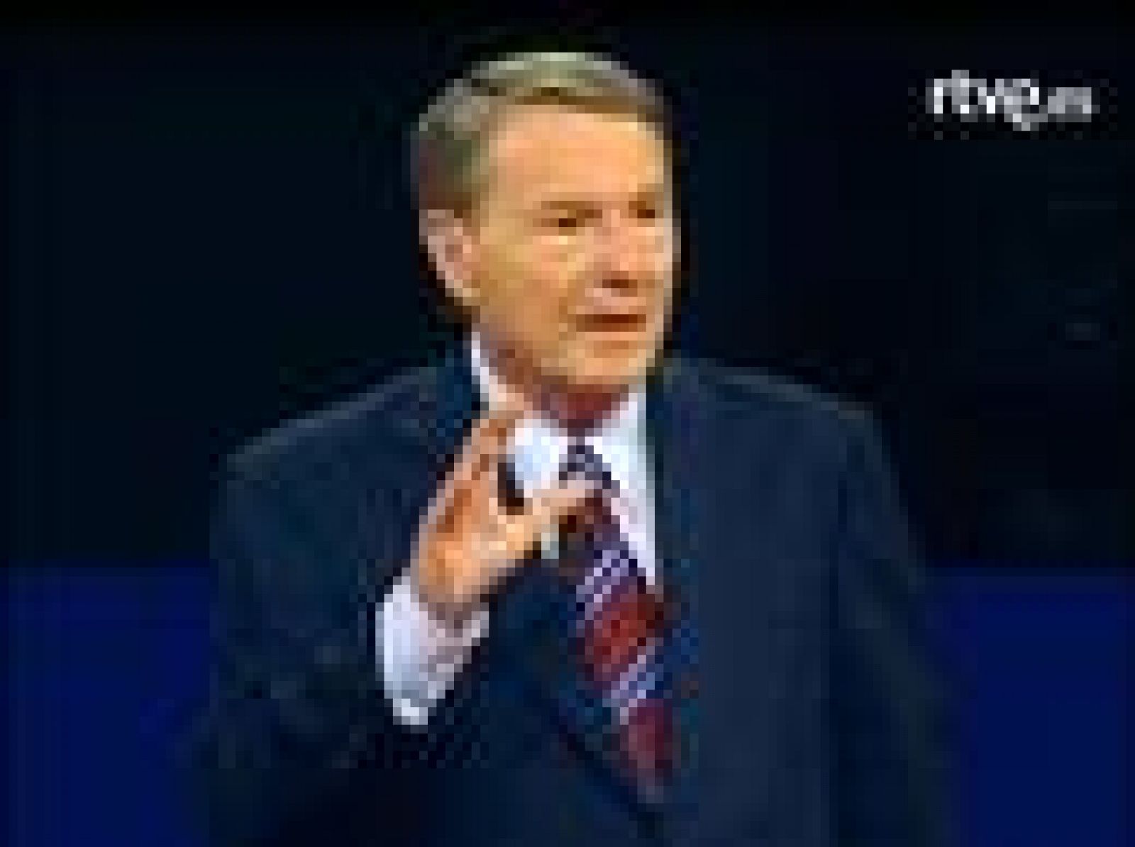 El presentador de la PBS, Jim Lehrer, explica las instrucciones del debate minutos antes del comienzo del choque dialéctico entre Obama y Mccain en el debate del pasado viernes en Misisipi.