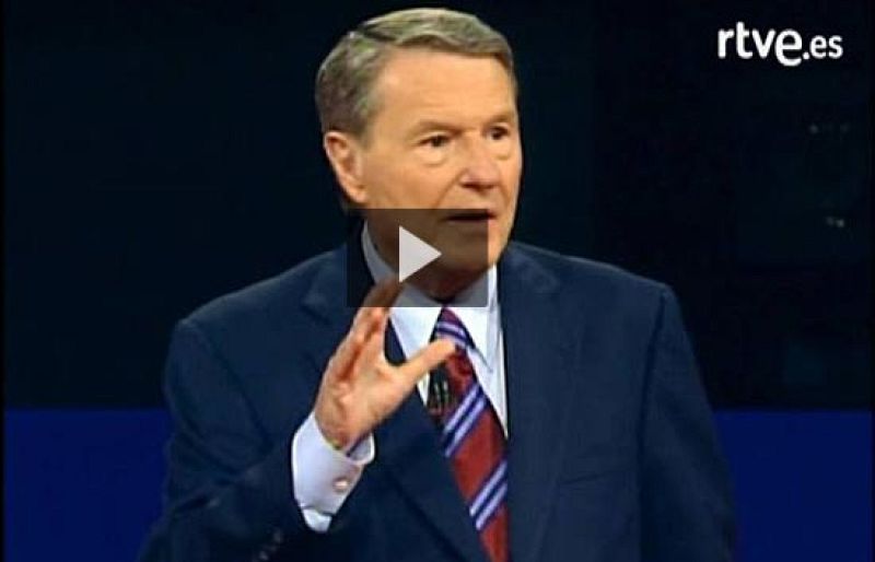 El presentador de la PBS, Jim Lehrer, explica las instrucciones del debate minutos antes del comienzo del choque dialéctico entre Obama y Mccain en el debate del pasado viernes en Misisipi.
