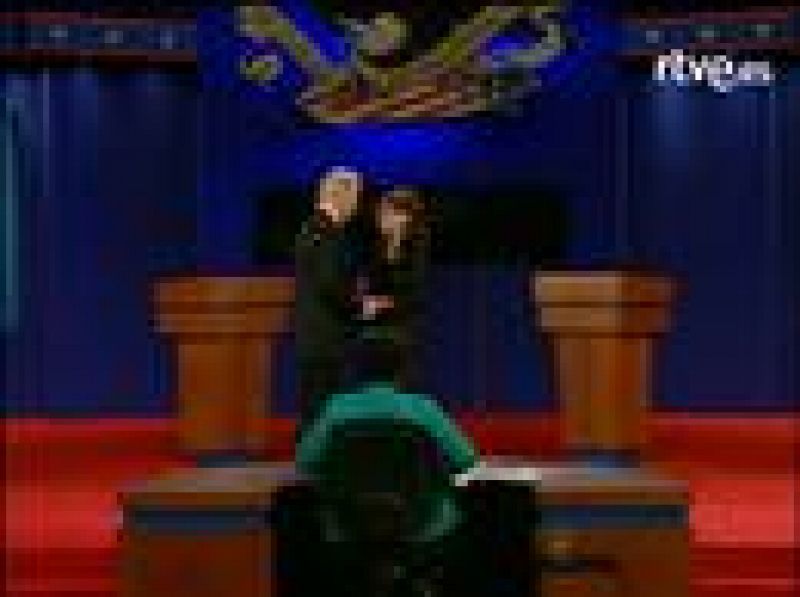 Instantes después de que la moderadora explicase las instrucciones del debate, Palin y Biden se han estrechado la mano y se han intercambiado un educado "nice to meet you" (encantado de conocerte).