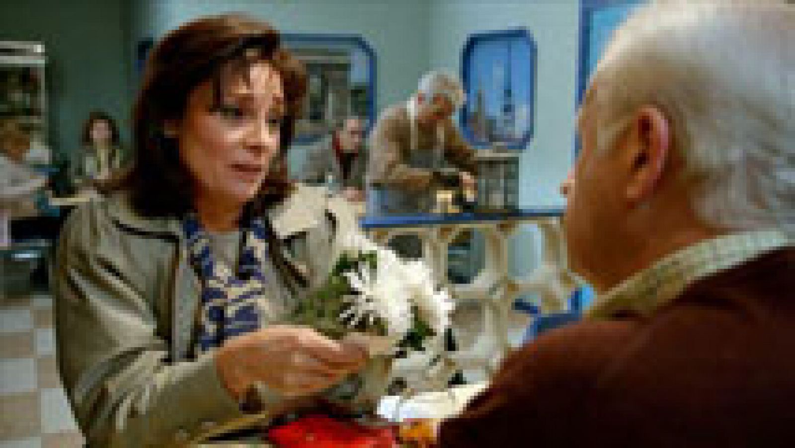 Cuéntame cómo pasó - Clara le lleva unas flores a Desi