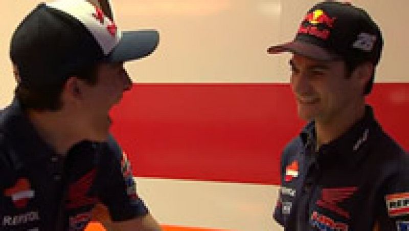 A diez días del comienzo de la temporada, los motociclistas españoles Marc Márquez y Dani Pedrosa se preparan a bordo de un simulador.