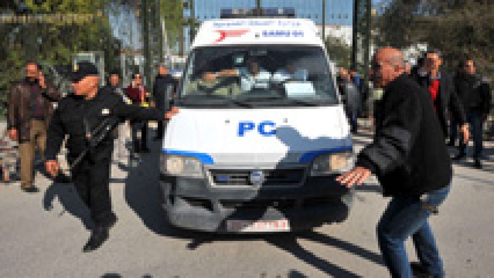 Telediario 1: Exteriores confirma que hay dos españoles entre los 22 muertos en un atentado en Túnez | RTVE Play
