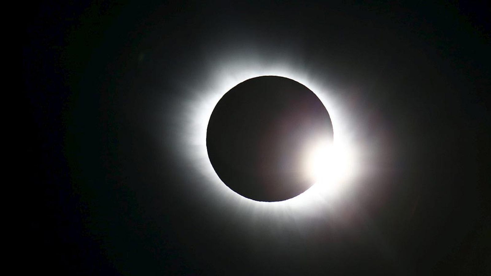 Un eclipse parcial de sol en España que las cámaras del mundo han acercado