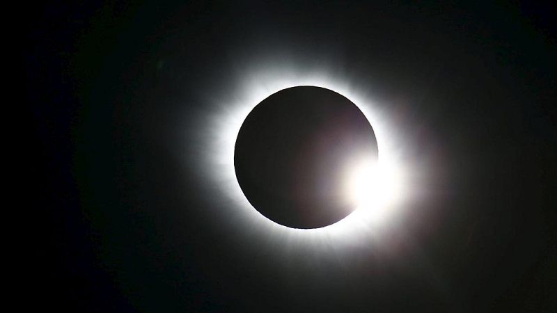 Un eclipse parcial de sol en España que las cámaras del mundo han acercado