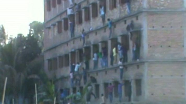 Telediario 1 - Arriesgan la vida para ayudar a aprobar en la India