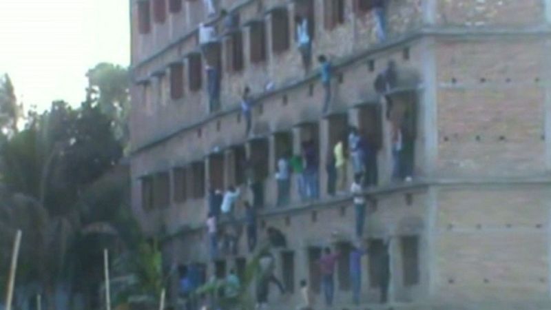 Familiares de estudiantes indios se juegan la vida para chivarles en la reválida