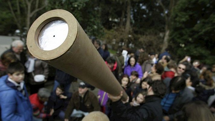 Telediario 1 - Miles de personas han podido contemplar el eclipse