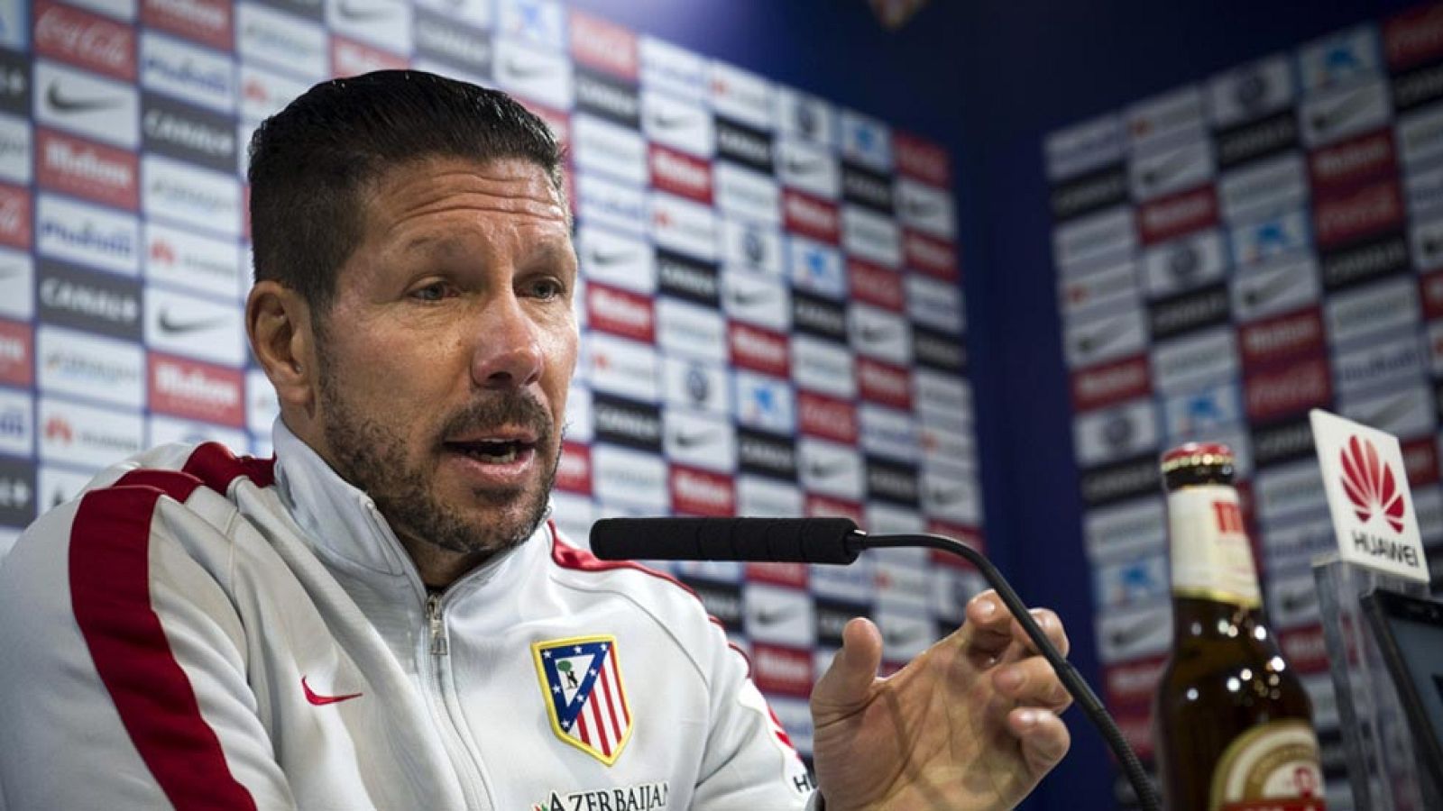 El entrenador del Atlético de Madrid, Diego Simeone, destacó que su equipo está "creciendo" y está "mucho más fuerte como estructura", al tiempo que admitió que ha "bajado en cuanto a los goles", pero confía "mucho" en los delanteros, "que van a aparecer en los momentos importantes".