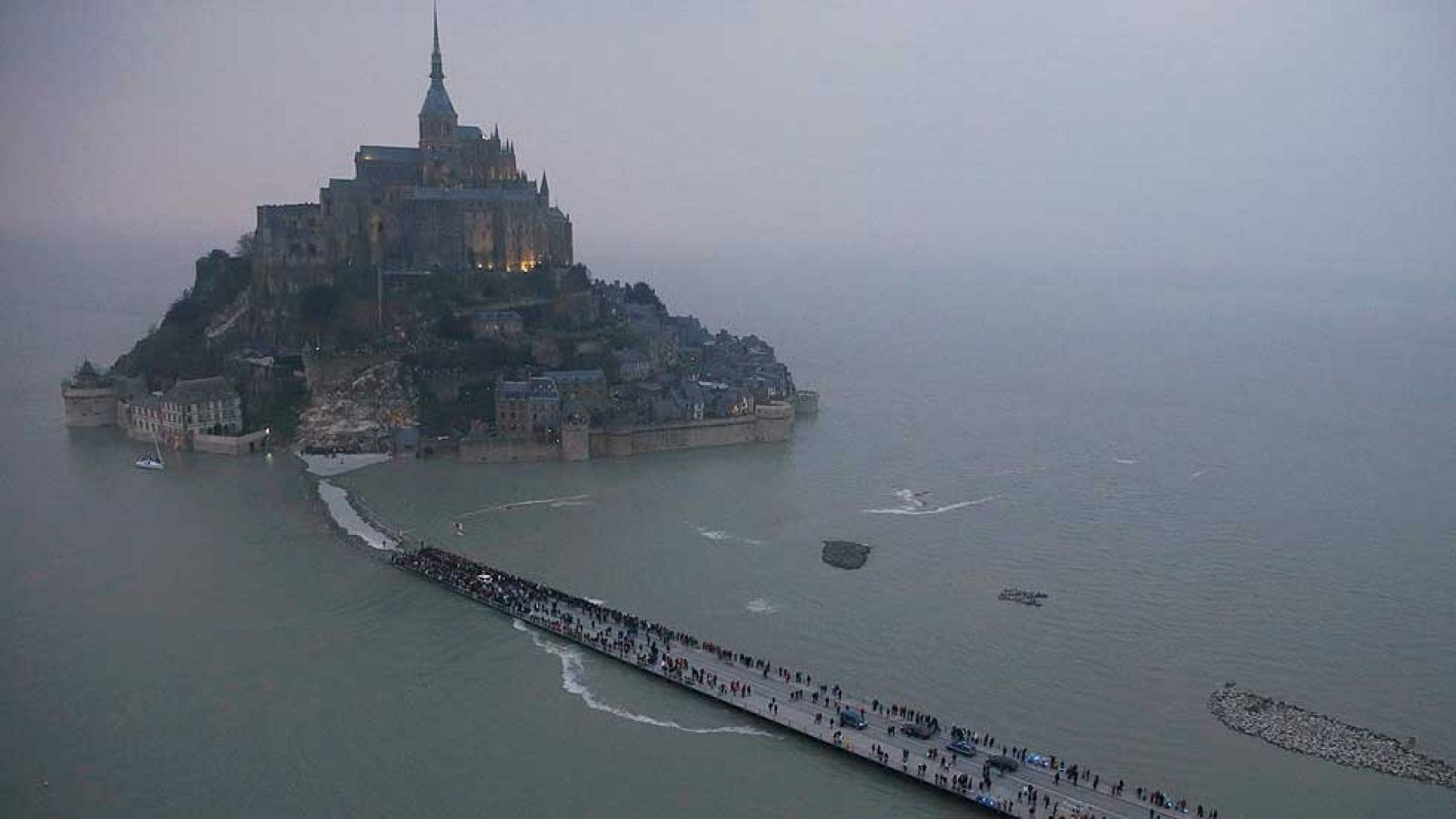 Alerta en las costas europeas por la llegada de la 'marea del siglo'