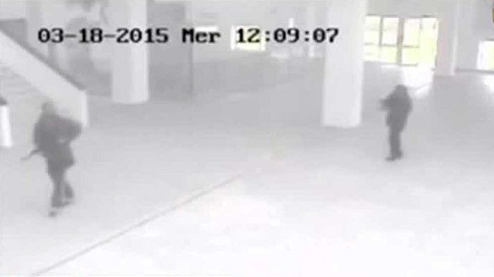 Telediario 1 - Una cámara grabó a los presuntos terroristas de Túnez