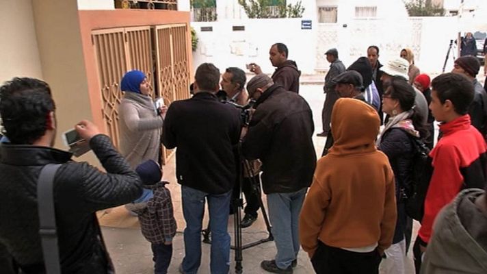 Telediario 1 - La familia y vecinos de uno de los terroristas está abatida