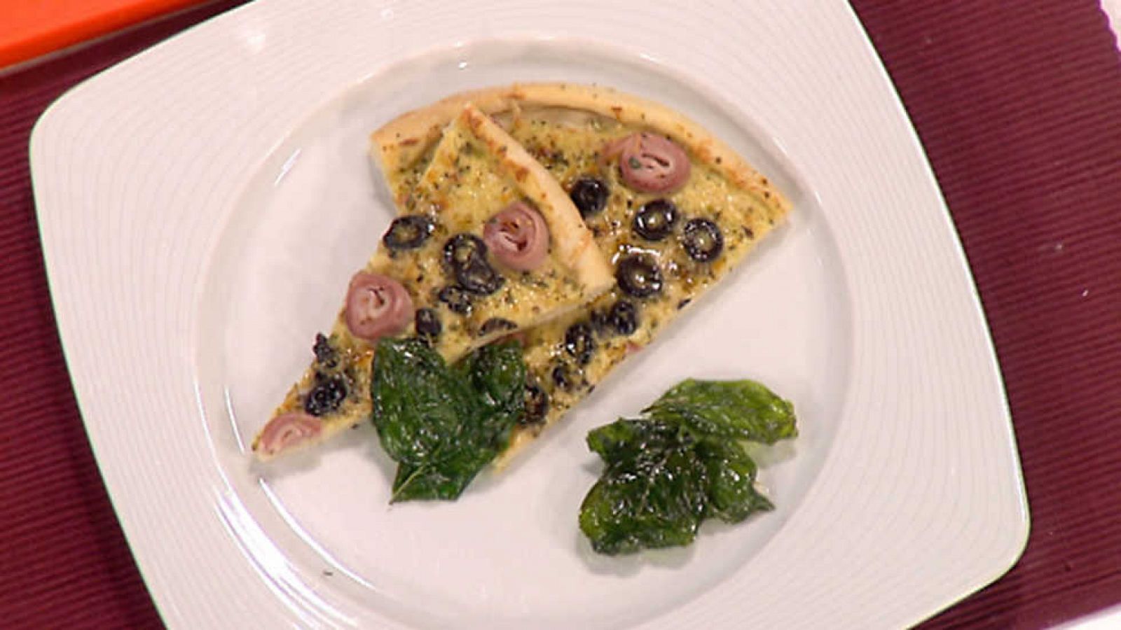 Cocina con Sergio: Pizza a la crema de puerros, parmesano y jamón cocido | RTVE Play