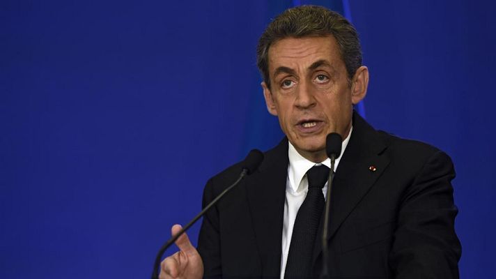 Telediario 1 - El centro derecha de Sarkozy frena al Frente Nacional