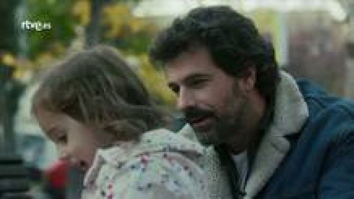 El Ministerio del Tiempo - Julián se reencuentra con Maite... de niña