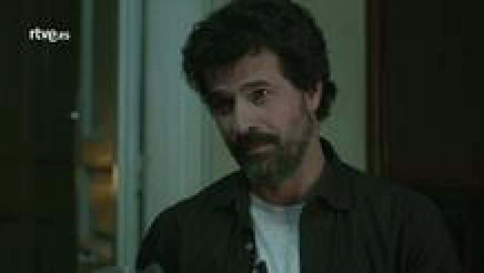 El Ministerio del Tiempo - Julián intenta explicarle a Alonso de Entrerríos lo que es la democracia | Ver