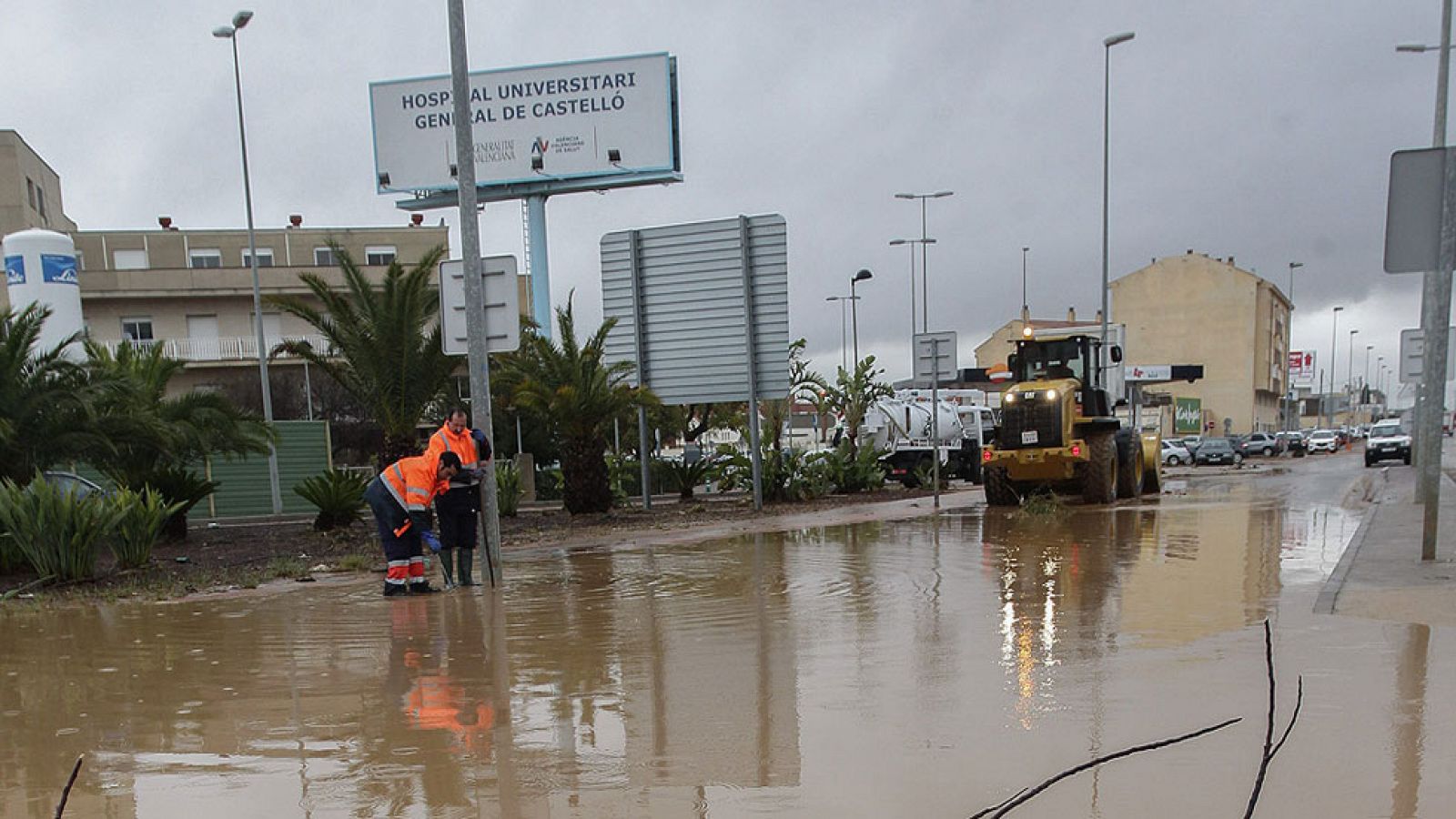 Rescatan el cadáver de un hombre de un vehículo volcado en una rambla de Cabanes, en Castellón