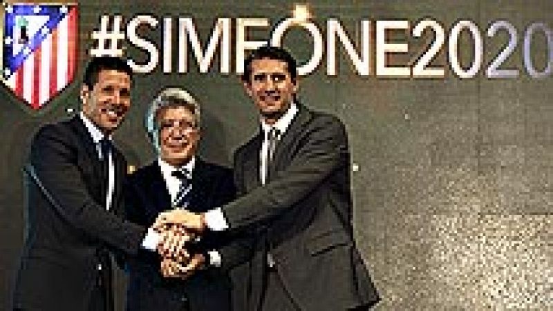 El entrenador argentino del Atlético de Madrid Diego Pablo Simeone anunció hoy en el estadio Vicente Calderón la renovación de su contrato con el club rojiblanco hasta el 30 de junio del año 2020, lo que supone la prolongar su compromiso por tres tem