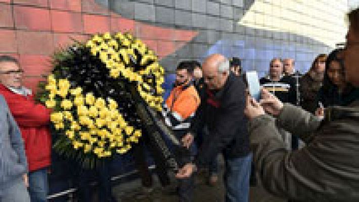 Homenaje a las víctimas del accidente en El Prat