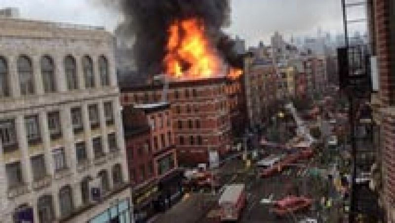 Una fuerte explosión de gas incendia y derrumba un edificio en Nueva York dejando 19 heridos