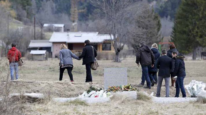 Telediario 1 - Continúa la investigación sobre el accidente aéreo