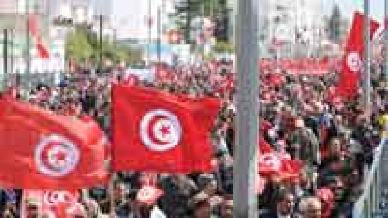 Miles de tunecinos salen a la calle para condenar el terrorismo
