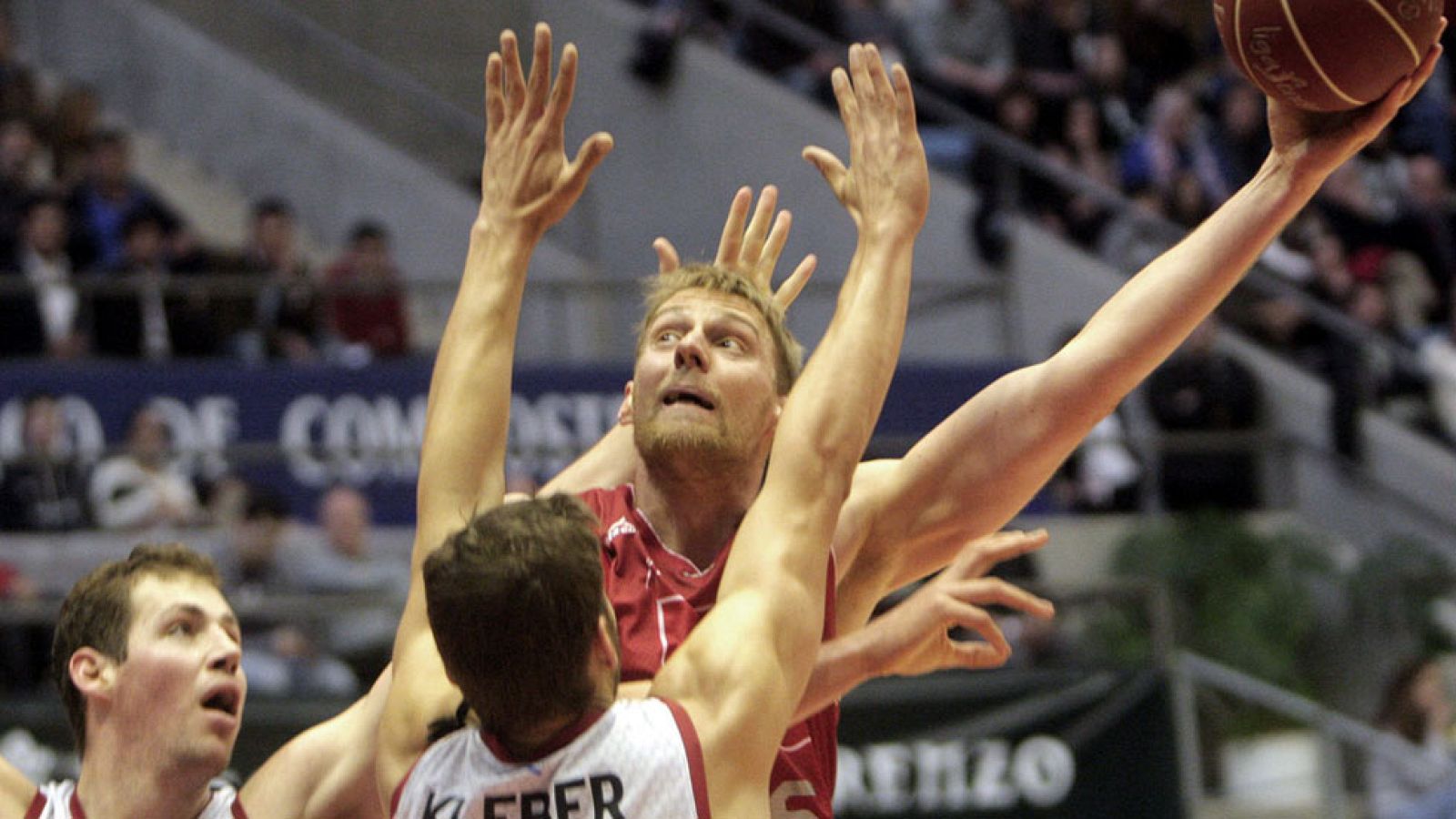 El Rio Natura Monbus Obradoiro prolonga su racha positiva tras conseguir un trabajado triunfo frente al CAI Zaragoza. La defensa y el buen trabajo de sus hombres altos en el tramo final resultaron decisivos para romper un duelo igualado.