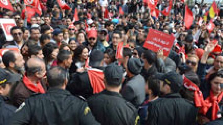 Manifestación multitudinaria en Túnez contra el terrorismo
