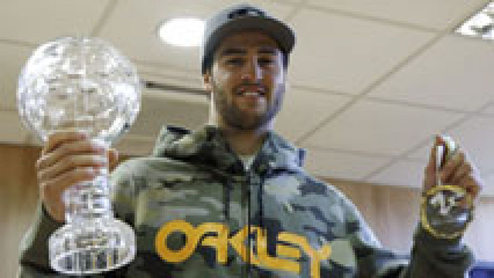 Lucas Eguibar, el primer español en ganar la Copa del Mundo de snowboard, ha cambiado la tabla de snowboard por la de surf. El donostiarra ha contado su experiencia marítima a TVE.