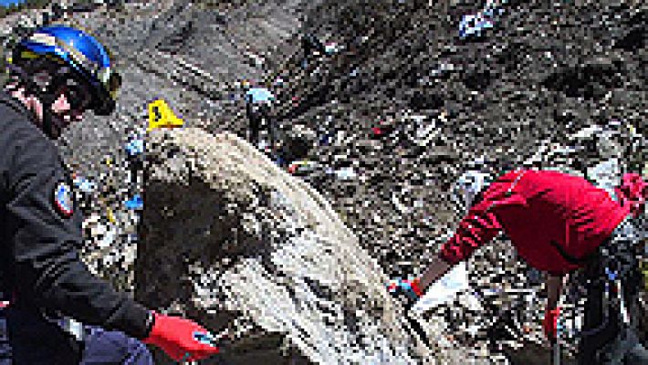 Los equipos de rescate buscan una vía terrestre para trasladar las piezas más grandes del avión