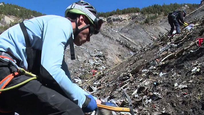Telediario 1 - Los equipos de rescate empiezan a abrir una v��a terrestre en los Alpes para acceder al avión