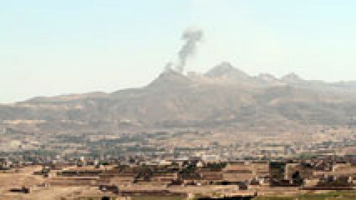 Telediario 1 - Decenas de muertos en un bombardeo contra un campo de refugiados en Yemen