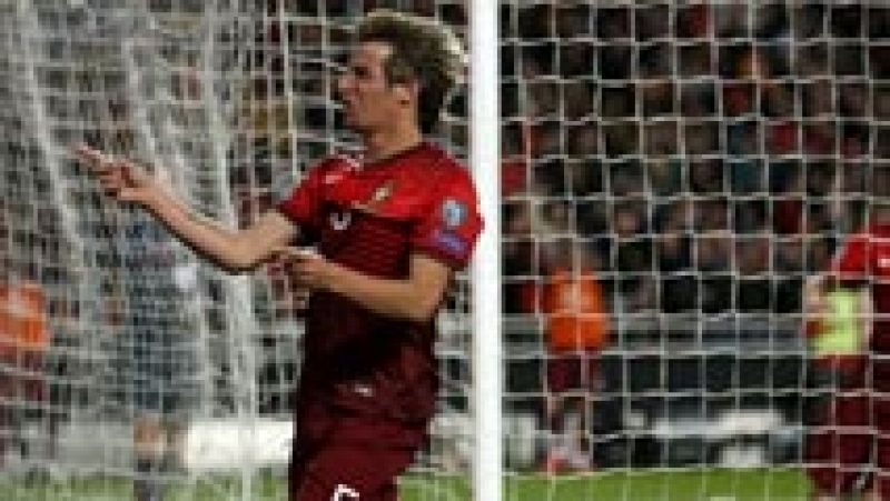 La Portugal de Cristiano Ronaldo se ha colocado líder de grupo al derrotar a Serbia con una gran actuación de Fabio Coentrao, que dio un gol y metió otro.