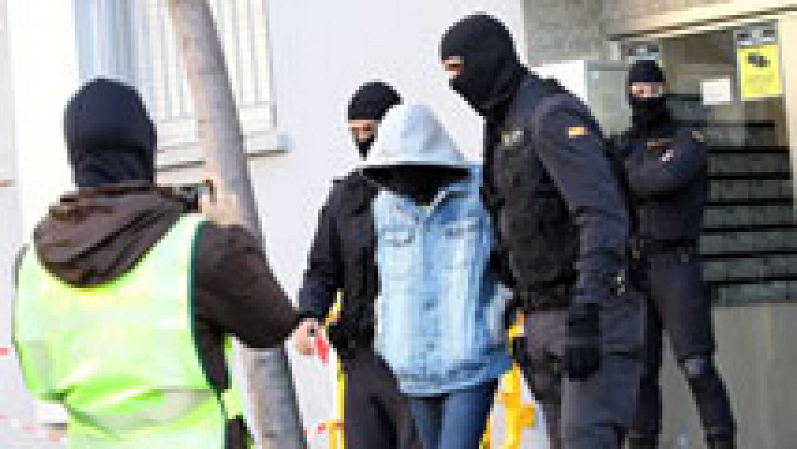 Telediario 1: Cuatro detenidos en Badalona en relación con una red de envío de yihadistas a Siria | RTVE Play