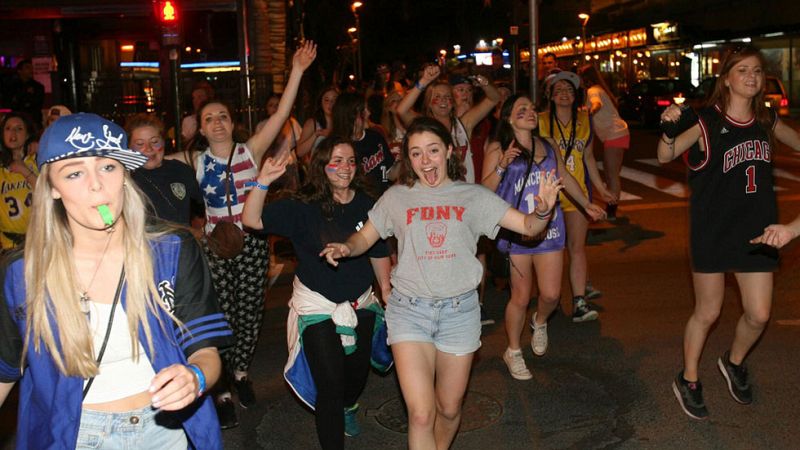 Primeras quejas por exhibicionismo y suciedad en Salou, tras la llegada de miles de jóvenes británicos